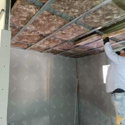 Zona de obra con trabajos de aislamiento en proceso