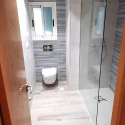 Baño reformado con enfoque práctico