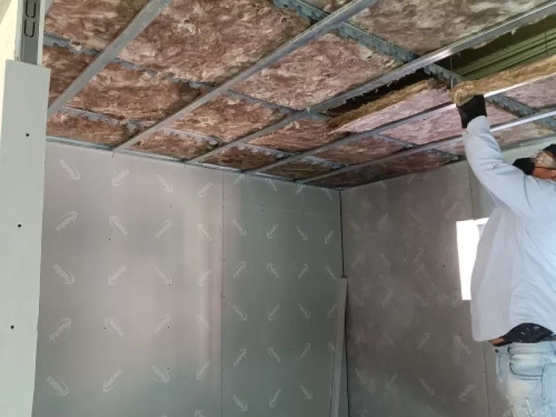 Zona de obra con trabajos de aislamiento en proceso