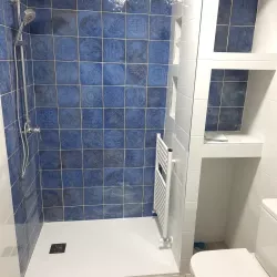 Baño renovado como parte de una reforma en vivienda