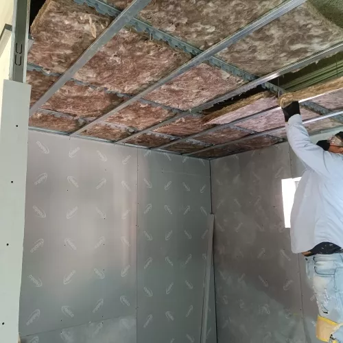Zona de obra con trabajos de aislamiento en proceso