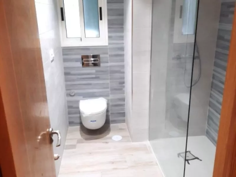 Baño reformado con enfoque práctico