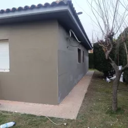 Aplicación de aislamiento térmico durante una obra